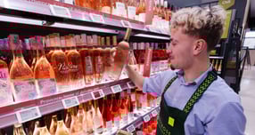 솔루엠이 유통을 넘어 전기차(EV) 충전과 스마트 헬스케어 등 산업 전방위 분야에서 굵직한 신규 파트너십을 잇달아 체결하며 유럽 시장 제패에 나섰다. 사진은 영국 최대 프리미엄 유통 체인, 웨이트로스에 도입된 솔루엠 ESL의 이미지./사진=솔루엠 