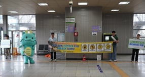 용인특례시가 용인중앙시장역서 에스컬레이터 안전사고 예방 캠페인을 펼치고 있다. /사진제공=용인특례시