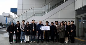 공작기계 제조사 DN솔루션즈가 겨울철을 맞아 어려운 이웃들에게 김장 김치를 전달했다고 23일 밝혔다. 사진은 신승렬 DN솔루션즈 상무와 경남지역 지역아동센터 관계자들이 '사랑의 김장 김치' 전달식 후 촬영한 기념사진. /사진제공=DN솔루션즈