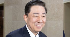 김병기 더불어민주당 원내대표가 대한항공에서 고급 호텔 숙박권을 제공받아 이용했다는 의혹에 대해 사과했다. 사진은 김 원내대표가 지난 23일 서울 여의도 국회에서 통일교 특검 등 현안 논의를 위해 각각 운영위원장실로 향하고 있는 모습. /사진=뉴스