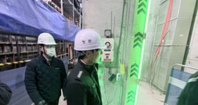 서울시 소방재난본부가 대형 건설현장을 중심으로 화재안전조사를 실시했다. 사진은 건설현장 간이피난유도선을 점검하는 모습. /사진제공=서울시