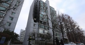 서울 송파구 방이동 올림픽선수기자촌아파트에 화재가 발생해 70대 주민 2명이 심정지 상태로 발견됐다. 사진은 24일 서울 송파구 올림픽선수기자촌 아파트에서 화재가 발생해 아파트 건물 외벽이 검게 그을린 모습. /사진=뉴시스