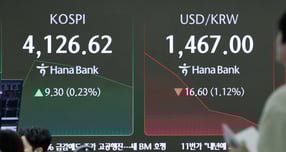 코스피와 코스닥이 24일 장 초반 엇갈린 흐름을 보이고 있다. 사진은 이날 오전 서울 중구 하나은행 딜링룸. /사진=뉴스