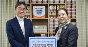  지난 19일 유용재 삼표그룹 사회공헌단장(왼쪽부터)이 서울마음편의점 관악점을 찾아 물품을 전달한 후 기념촬영을 하고 있다. /사진=삼표그룹