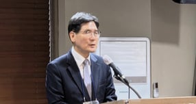 항공우주산업에 대한 R&amp;D를 넘어 산업화로의 전환을 요구하는 목소리가 제기됐다. 사진은 김민석 한국우주항공산업협회 부회장이 24일 서울 중구 한국프레스센터에서 열린 포럼에서 환영사를 하던 모습./사진=김대영 기자