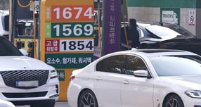 정부가 유류세 인하를 내년 2월까지 2개월 더 연장한다. 서울 시내의 한 주유소에 유가정보가 게시돼 있다. / 사진=뉴스1 구윤성 기자 