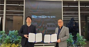 지난 23일 KD 사업총괄 권영 전무(왼쪽)와 디에이그룹 홍성국 파트대표(오른쪽)가 모듈러 주택 사업 협력을 위한 MOU를 체결하고 기념촬영하고 있다. /사진 제공=KD