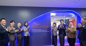 조정아 여주부시장(오른쪽 네번째)이 지난 23일  'SK하이닉스 행복 AI스터디랩' 개소식에 참석해 관계자들과 사진 촬영을 하고 있다. /사진제공=여주시