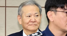 12·3 비상계엄 관련 언론사 단전·단수를 지시한 혐의로 구속기소 된 이상민 전 행정안전부 장관 보석 청구가 기각됐다. 사진은 지난 10월17일 오전 김 전 장관이 서울 서초구 서울중앙지방법원에서 열린 첫 공판에 출석하고 있는 모습. /사진=뉴스1(공동취재단)