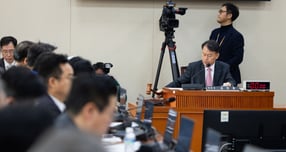 STO 법안이 국회 정무위 본회의 통과를 앞두고 있다. 사진은 윤한홍 국회 정무위원장이 지난 17일 서울 여의도 국회에서 열린 제430회 국회 정무위원회 제1차 전체회의에서 의사봉을 두드리는 모습. /사진=뉴스