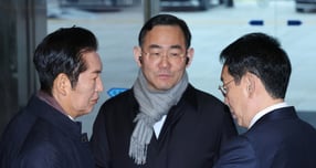 정청래 더불어민주당 대표(왼쪽부터)와 주호영 국회부의장, 김도읍 국민의힘 정책위의장이 지난 19일 서울 여의도 국회에서 대화하고 있다./사진제공=뉴스