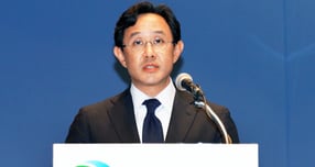 고려아연의 제3자 배정 유상증자를 중단해 달라는 영풍·MBK파트너스의 가처분 신청이 법원에서 받아들여지지 않았다. 사진은 최윤범 고려아연 회장이 서울 중구 남대문로 상의회관에서 일반공모 유상증자 철회 결정 설명을 위한 기자회견에 참석, 회견문을 낭독하고 있는 모습. /사진=임한별(머니S)