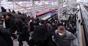 철도노조와 기획재정부가 성과급 논의를 마무리지으며 총파업도 철회 수순을 밟고 있다. 사진은 서울역에서 열차를 이용하는 시민들의 모습. /사진=뉴스