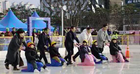 24일 오후 전남도청사 앞 '전남OK도민광장'에 지역 최초로 야외스케이트장과 눈썰매장 개장식이 열린 가운데 김영록 지사(왼쪽 세번째)와 장충모 사장(왼쪽 두번째) 등이 썰매를 밀며 개장을 축하하고 있다./사진제공=전남개발공사