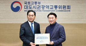 김동근 의정부시장(오른쪽)이 지난 23일 김용석 국토교통부 대도시권광역교통위원회 위원장과 면담하면서 ‘8호선 연장’과 ‘7호선 복선화’를 요청했다. 사진은 건의서 전달 모습. /사진제공=의정부시