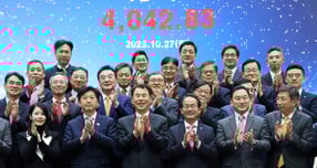 올해 코스피지수가 사상 최초 4000을 돌파하며 이재명 대통령이 공언한 코스피 5000 시대를 위한 본격적인 랠리에 들어갔다. 사진은 사상 최초 코스피 4000을 찍은 지난 10월27일 서울 여의도 한국거래소 서울사무소에 열린 기념 행사에 정은보(앞줄 가운데) 한국거래소 이사장을 비롯한 증권업계 관계자들이 함께 한 모습. /사진=사진공동취재단