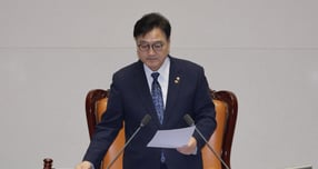 우원식 국회의장이 24일 서울 여의도 국회에서 열린 제430회국회(임시회) 제2차 본회의에서 정보통신망 이용촉진 및 정보보호 등에 관한 법률 일부개정법률안(대안)을 가결시키고 있다. / 사진=뉴스1 신웅수 기자  