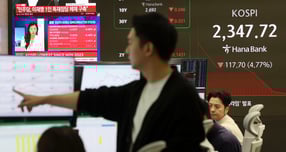 트럼프 미국 대통령의 관세 폭탄과 미·중 무역 갈등을 비롯한 글로벌 경제 불안 요인이 가득했던 올해 국내 증시와 환율을 출렁거렸다. 사진은 올해 첫 매도 사이드카가 발동됐던 지난 4월7일 오전 서울 중구 하나은행 딜링룸. /사진=뉴시스 