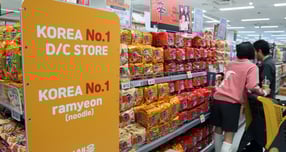 케이팝 데몬 헌터스의 흥행과 맞물린 K푸드 열풍이 전 세계를 휩쓸었다. 사진은 지난 24일 서울 한 대형마트 라면 진열대 모습. /사진=뉴스1 김명섭 기자