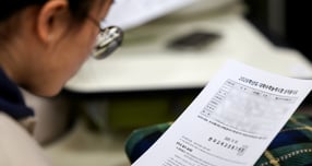 이화여대와 사관학교 등에서 대학별고사에 고교 수준 범위를 넘어난 문제가 출제된 것으로 나타났다. 사진은 5일 2026학년도 수능 성적표가 배부된 가운데 성적표를 살표보는 수험생. /사진=뉴시스