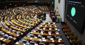 24일 서울 여의도 국회에서 열린 제430회국회(임시회) 제2차 본회의에서 정보통신망 이용촉진 및 정보보호 등에 관한 법률 일부개정법률안(대안)이 통과되고 있다. 2025.12.24. /사진=뉴시스 김명년 기자