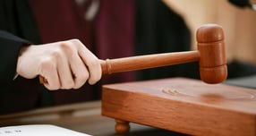 96세 노모가 수면제를 복용한 상태로 이동하다 넘어져 다쳤다는 이유로 흉기로 위협하고 목을 조른 60대 패륜 아들이 실형을 선고받았다. 노모 명의의 사진은 기사와 직접적인 관련이 없음. /사진=클립아트코리아