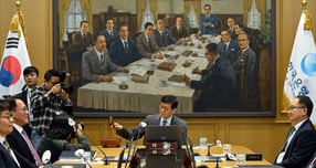 한국은행이 2026년도 금리 인하를 신중하게 결정하겠다고 예고했다. 사진은 11월27일 열린 2025년 마지막 금융통화위원회 본회의를 주재하는 이창용 한국은행 총재. /사진=뉴스