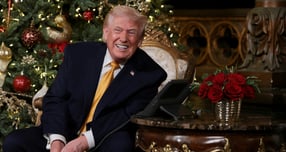 도널드 트럼프 미국 대통령이 크리스마스 이브에 어린이들의 산타 관련 질문에 답하는 봉사에 참여했다. 사진은 어린이들과 통화하는 트럼프 대통령. /사진=로이터