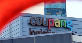 쿠팡이 25일 대규모의 고객 개인 정보를 유출한 전직 직원을 특정하고, 정보 유출에 사용된 모든 장치를 회수했다. 이 과정에서 외부 유출 정황은 없는 것으로 파악했다고 밝혔다.  이날 쿠팡에 따르면 개인정보 유출자인 전직 직원 1명은 탈취한 내부 보안 키를 이용해 약 3300만 명의 고객 계정에 접근했으며 이 중 이름·이메일·전화번호·주소·일부 주문 정보 등 제한적인 정보만 약 3000개 계정분을 저장했다고 밝혔다. 사진은 이날 서울 중구 쿠팡 물류센터 모습.  /사진=뉴스1 김명섭 기자