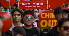 지난 3일 서울 종로구에서 열린 자유대학 정부 규탄 집회에서 참가자들이 피켓을 들고 광화문 방향으로 행진하고 있다. /사진=뉴시스 