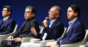 테슬라의 FSD가 국내에서 파장을 일으킨 가운데 현대차그룹의 자율주행 전략도 시험대에 올랐다. 현대차그룹은 최근 미래차 R&amp;D 조직을 개편하는 등 기술 격차 회복에 속도를 내고 있다. /사진=뉴시스