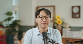 '저속노화'로 이름을 알린 정희원씨가 사생활 논란에 휩싸인 가운데 함께 일했던 여성 연구원을 스토킹 혐의로 고소한 날 '살려달라'는 취지로 문자를 보낸 사실이 알려졌다. 사진은 의학박사 정희원 모습. /사진=유튜브 채널 '정희원의 저속노화' 캡처