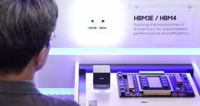 삼성전자가 26일 52주 신고가를 경신했다. 사진은 지난 10월22일 서울 강남구 코엑스에서 개막한 제27회 반도체대전을 찾은 관람객이 삼성전자의 HBM4를 둘러보는 모습. /사진=뉴시스