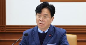 지난 18일 서울 종로구 정부서울청사에서 열린 제2회 과학기술관계장관회의에서 발언을 하고 있는 김영훈 고용노동부 장관. /사진=뉴스