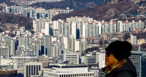 지난 10월15일 정부는 서울 전역과 경기도 12개 지역을 조정대상지역·투기과열지구·토지거래허가구역으로 지정했다. 사진은 서울 중구 남산에서 바라본 아파트들. /사진=뉴시스