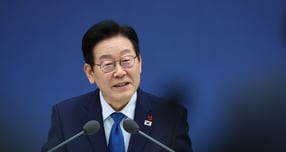 지난 10월30일부터 사망보험금 유동화 제도가 본격적으로 시행되며 생전에 연금처럼 종신보험을 운용할 수 있다. 사진은 지난 17일 세종시 정부세종컨벤션센터에서 업무보고를 받고 있는 이재명 대통령. /사진=대통령실통신사진기자단