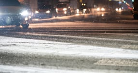 눈이 그친 뒤 밤사이 얼어붙은 도로. 겉보기엔 젖은 길처럼 보이지만 블랙아이스 위험이 큰 구간이다. /사진=클립아트코리아