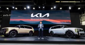 현대차와 기아가 올해 미국 시장에서 하이브리드차 판매 확대에 힘입어 사상 최대 실적을 기록할 전망이다. 지난 11월 '2025 LA 오토쇼'에서 신형 텔루라이드에 대해 설명하고 있는 윤승규 기아 북미권역본부장 부사장의 모습. /사진=기아