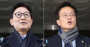 검찰이 '패스트트랙(신속처리안건) 충돌' 사건으로 재판에 넘겨져 유죄 판결을 받은 더불어민주당 전·현직 의원 전원에 대해 항소를 제기하지 않기로 했다. 사진은 국회 패스트트랙(신속처리안건) 충돌 사건으로 재판에 넘겨진 더불어민주당 박범계·박주민 의원이 지난 19일 오후 서울 양천구 서울남부지방법원에서 열린 선고 기일을 마친 뒤 법원을 나서며 입장을 밝히는 모습. /사진=뉴시스