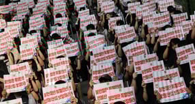  네이버와 네이버 손자회사 6개 법인(그린웹서비스, 스튜디오리코, 엔아이티서비스, 엔테크서비스, 인컴즈, 컴파트너스) 노동조합원들이 지난 8월 27일 오후 경기 성남시 분당구 네이버 본사 앞에서 2025년 임금협상 및 단체교섭, 복지 개선 촉구 집회를 하고 있다. /사진=뉴시스