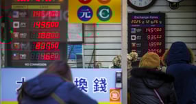 원/달러 환율이 하락세다. 사진은 이날 서울 중구 명동의 환전소에 환율이 표시된 모습. /사진=뉴시스