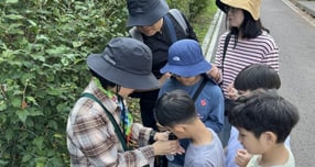 안양천생태이야기관에서 운영 중인 체험형 환경교육 프로그램 '안양천 보물찾기' 모습. /사진제공=안양시 