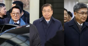 서해 공무원 피격 사건을 은폐한 혐의를 받는 문재인 정부 당시 안보라인 인사들이  1심 재판에서 무죄를 선고받았다. 사진은 26일 서울중앙지법에서 열린 재판에 참석한 박지원 전 국가정보원장(왼쪽)과 서훈 전 국가안보실장, 서욱 전 국방부 장관. /사진=뉴스1 