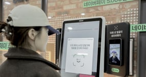 2025년 핀테크 업계는 안면인식 결제가 상용화되며 오프라인 결제 경쟁이 새로운 국면에 들어섰다. 사진은 경희대학교 서울캠퍼스 청운관에 위치한 학생식당에서 사용자가 페이스사인 결제 서비스를 이용하는 모습./사진=네이버페이