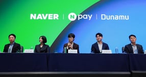 2025년 핀테크 업계에서는 네이버페이와 두나무의 결합이 공식화되며 결제와 디지털자산의 경계가 빠르게 허물어졌다. 사진은 이해진 네이버 이사회 의장이 지난달 경기 성남시 네이버 1784에서 열린 '네이버-네이버파이낸셜-두나무 3사 공동 기자간담회'에서 발언하는 모습. 왼쪽부터 박상진 Npay 대표, 최수연 네이버 대표이사, 이 의장, 송치형 두나무 회장, 오경석 두나무 대표이사./사진=뉴시스