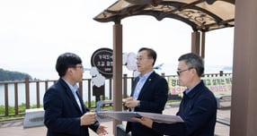 현대건설이 국토교통부와 부산 가덕도신공항 공사기간 변경 등 입찰조건 합의에 실패하자 지난 5월 사업 포기를 선언했다. 사진은 김윤덕 국토부 장관이 가덕도신공항 건설 예정지를 방문한 모습. /사진=뉴스