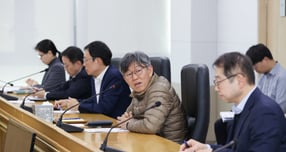 국토교통부와 산하 기관장들의 인선이 지연돼 업무 수행에도 공백이 우려됐다. 김이탁 국토교통부 제1차관이 제1차 주택시장 및 공급대책 점검회의를 주재하고 있는 모습. /사진=뉴스