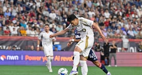 미국메이저리그사커(MLS) LA FC의 공격수 손흥민이 지난 8월 17일(한국시간) 미국 매사추세츠 폭스버러의 질레트 스타디움에서 열린 2025 MLS 28라운드 뉴잉글랜드 원정 경기 전반 슛을 시도하고 있다. 이날 4-3-3 포메이션의 최전방 공격수로 선발 출전했다. /로이터=뉴스