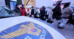 크리스마스인 지난 25일 인파가 몰린 서울 명동 거리에 경찰차가 세워져 있다.  경찰은 연말연시를 맞아 주요 관광지와 축제장 등 다중 인파가 예상되는 지역에 경력을 집중 배치하고 있다. 서울경찰청은 다중운집지역 34곳에 기동순찰대 340명을 배치했다고 지난 24일 밝혔다. /사진=뉴스