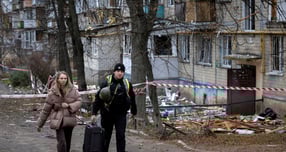 러시아가 우크라이나의 영토 양보를 이끌어내기 위해 종전 회담 하루 전 수도 키이우에 대규모 미사일 공습을 단행했다. 사진은 러시아 드론 폭격을 맞은 키이우 거리를 걷는 경찰관과 시민의 모습. /사진=로이터